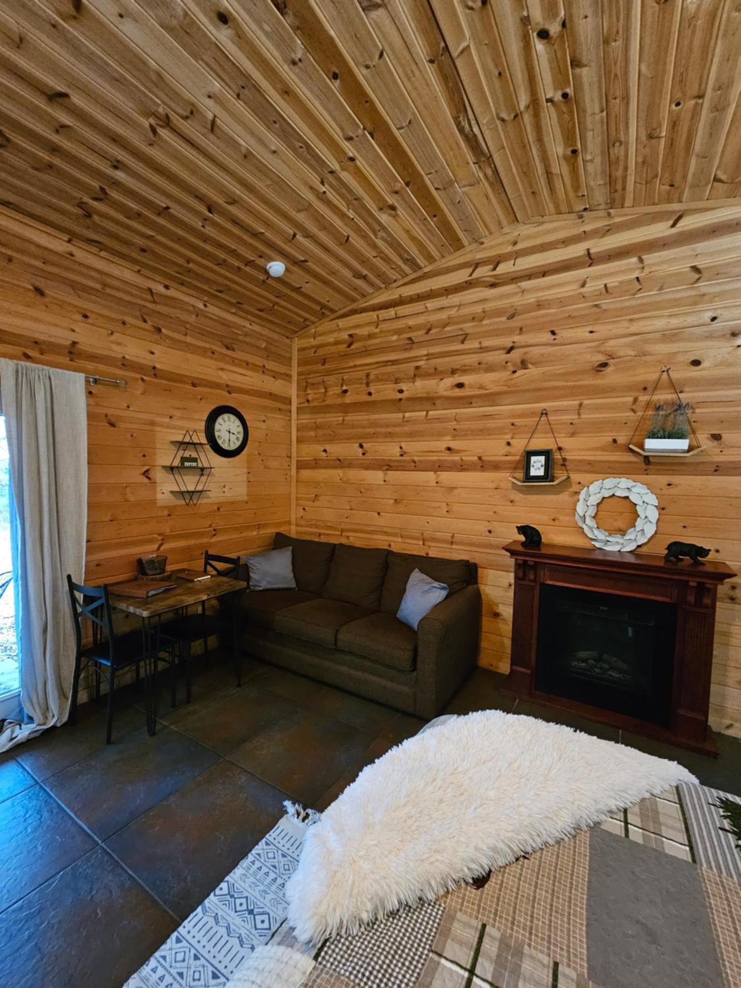 2 Min To Beaver Lakeking Bedfirepitjetted Tub Apartment Eureka Springs