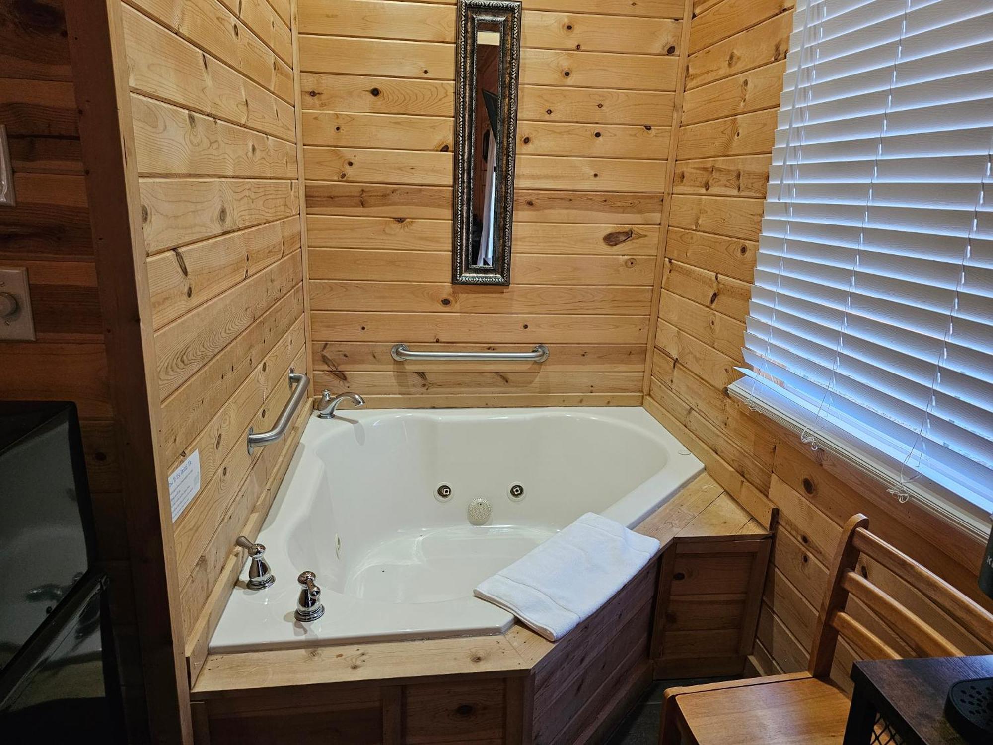 2 Min To Beaver Lakeking Bedfirepitjetted Tub Apartment *