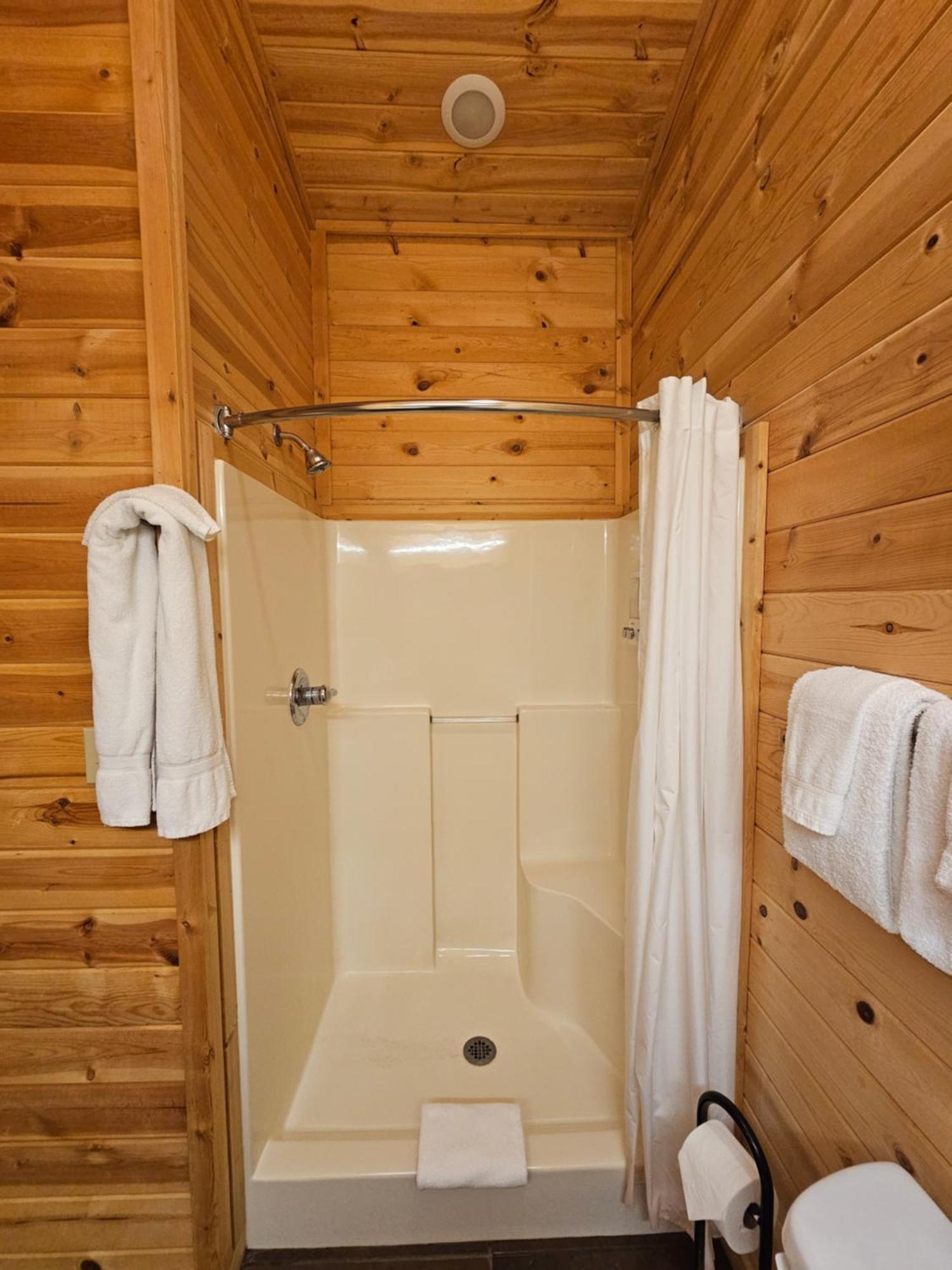 2 Min To Beaver Lakeking Bedfirepitjetted Tub Eureka Springs