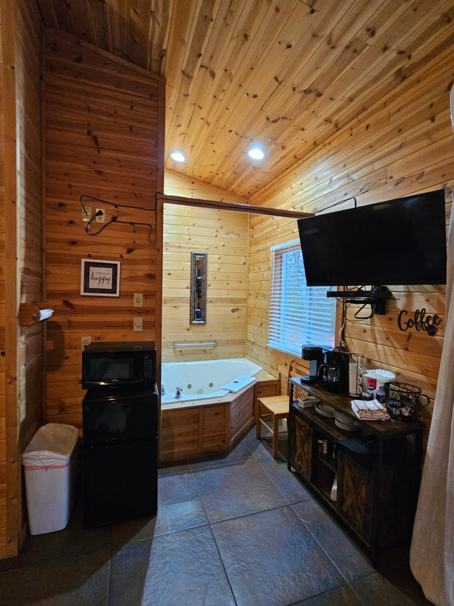 2 Min To Beaver Lakeking Bedfirepitjetted Tub Apartment *