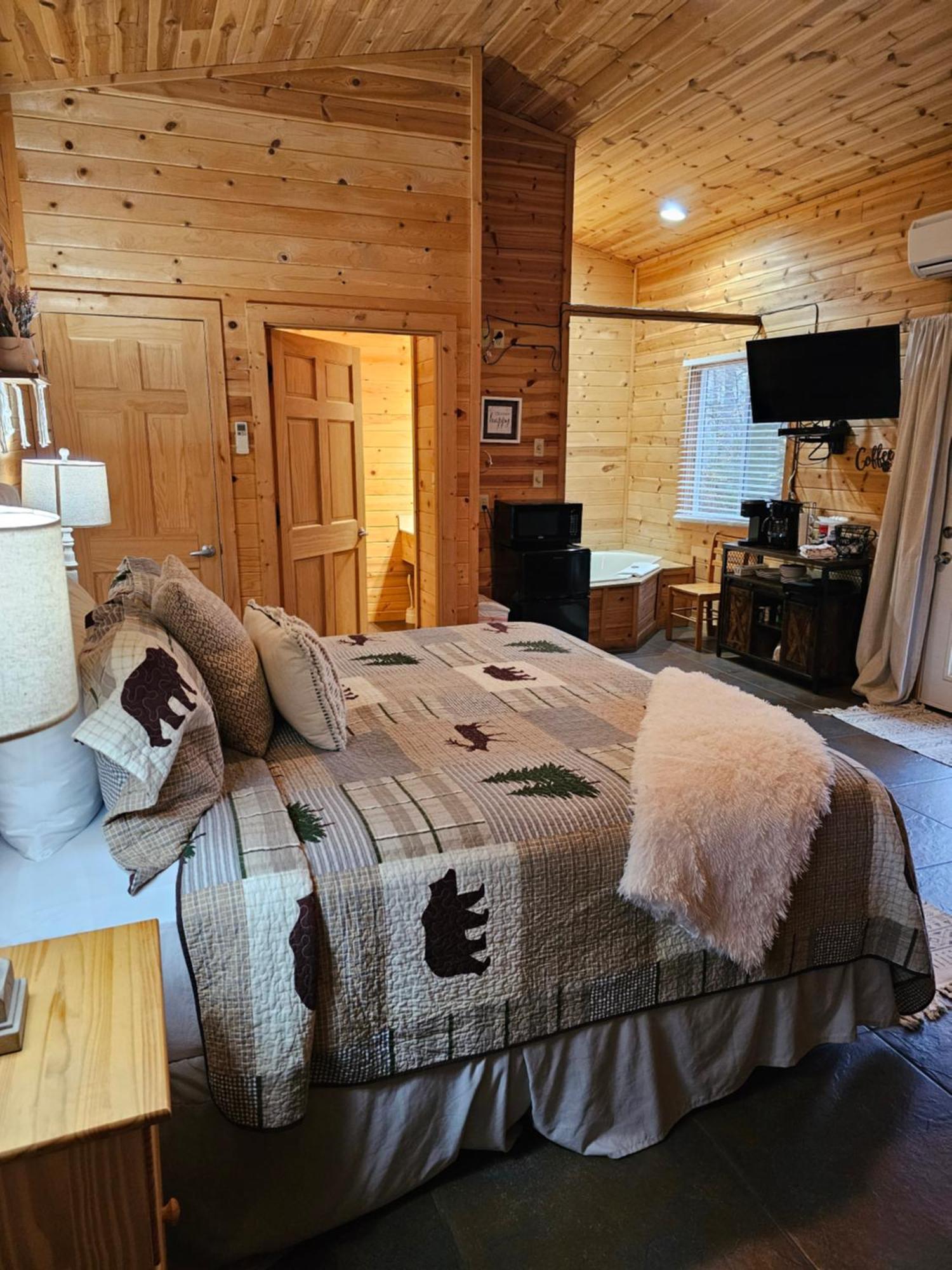 2 Min To Beaver Lakeking Bedfirepitjetted Tub Eureka Springs