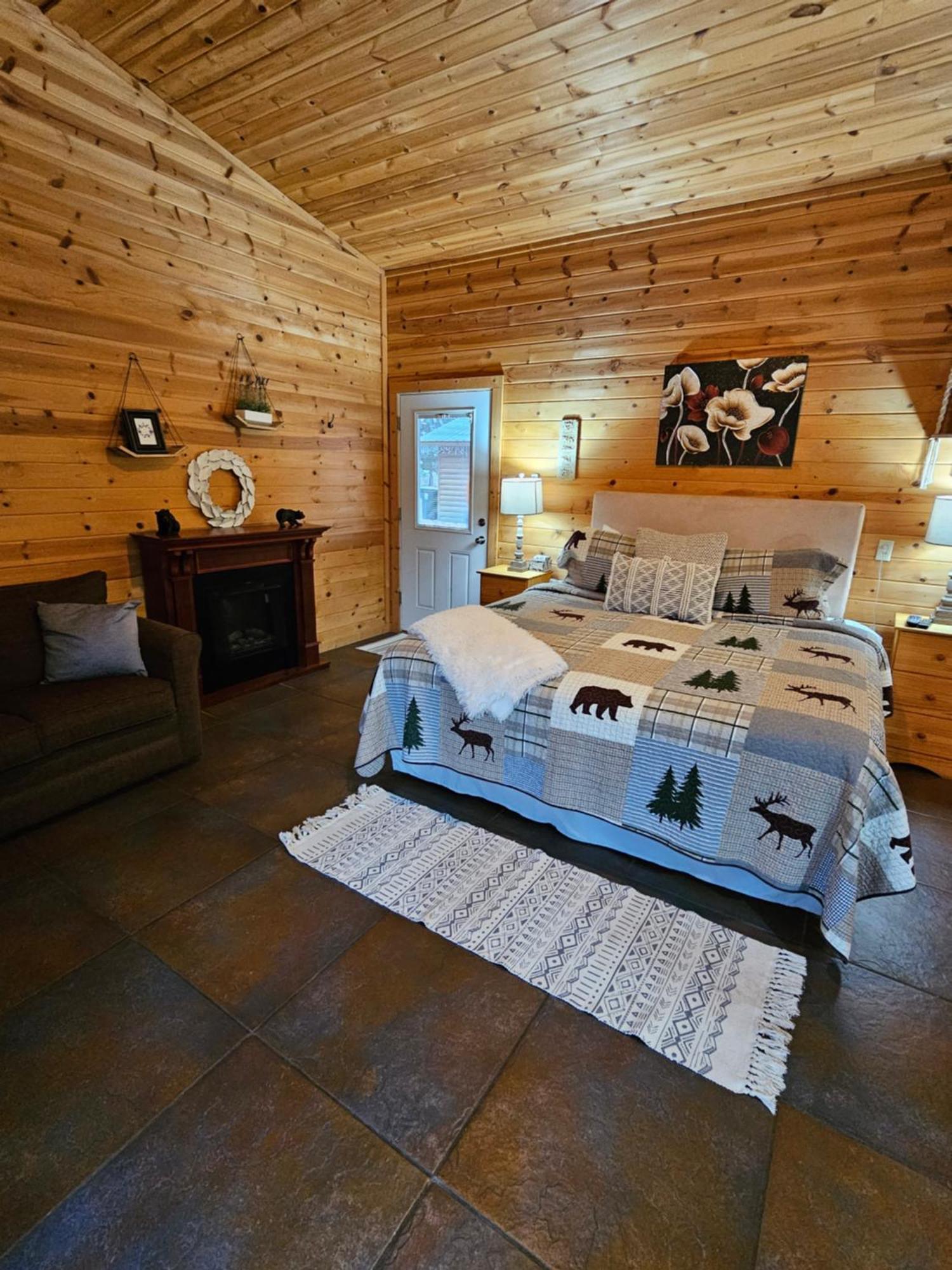 2 Min To Beaver Lakeking Bedfirepitjetted Tub Apartment *